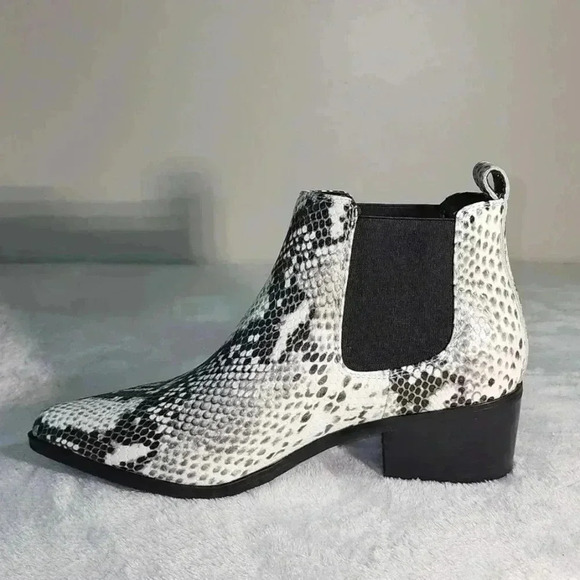 BLONDO Snakeskin white and black booties NWOB - Picture 2 of 8